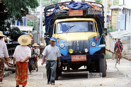 Mandalay, camion chinois jaune et bleu