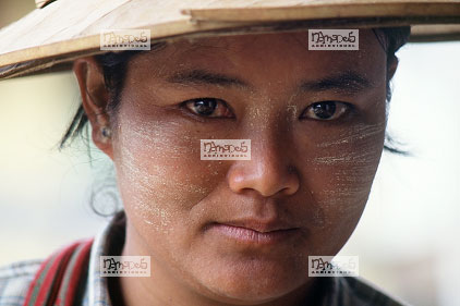 Mandalay, Petit march�, Gros plan de femme avec chapeau de paille de riz, visage d�cor� de Tanaka