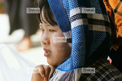 Mandalay, Petit march�, Gros plan de femme avec turban blanc et bleu (serviette �ponge), visage d�cor� de Tanaka