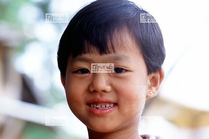 Inl�, Petit march�, jeune fille, visage d�cor� de Tanaka