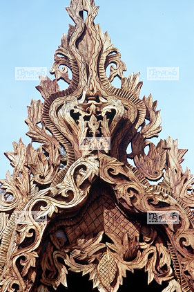 Inl�, Monast�re Shweyanpyay, Bois sculpt� au dessus de la porte d'entr�e