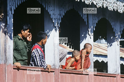 Inl�, Pagode de Kyaing Kham, Spectateurs et moines regardant les barques