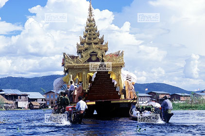 Inl�, Maing Po, Festival lacustre du Paung Daw Oo, Barque portant les reliques (Vue arri�re)