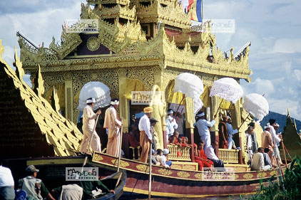 Inl�, Maing Po, Festival lacustre du Paung Daw Oo, Barque portant les reliques, Moines et rameurs