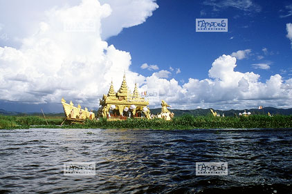 Inl�, Maing Po, Festival lacustre du Paung Daw Oo, Barque portant les reliques (Vue g�n�rale)