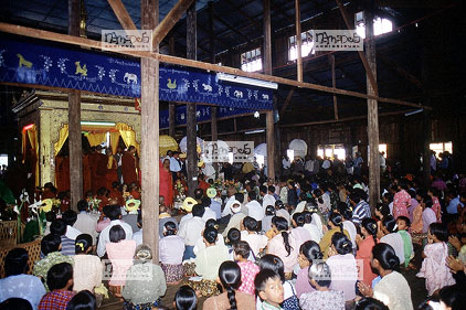 Inl�, Maing Po, Int�rieur de la Pagode, Fid�les assis