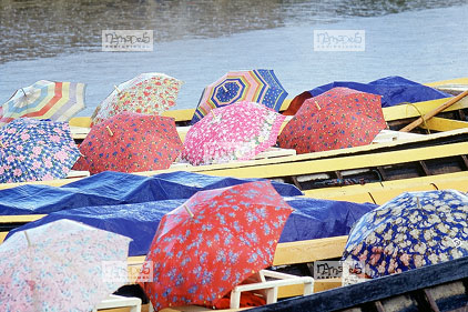 Inl�, Maing Po, Festival lacustre du Paung Daw Oo, Barques taxi avec parapluies