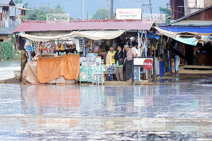 Inl�, Maing Po, Festival lacustre du Paung Daw Oo, Place de la Pagode apr�s la pluie��