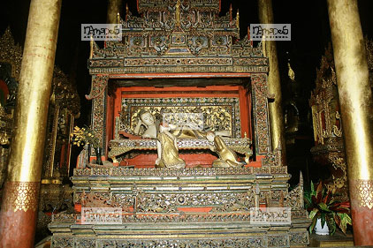 Inl�, Monast�re de Nga Phe Kyaing, Autel en bois sculpt� recouvert de feuilles d'or