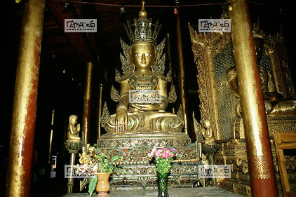 Inl�, Monast�re de Nga Phe Kyaing,�Bouddha en bois sculpt� recouvert de feuilles d'or