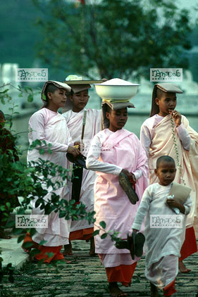 Mandalay, jeunes bonzesses