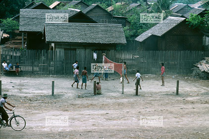 Mandalay, jeunes faisant du sport