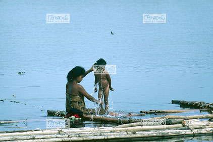 Mandalay, ablutions au bord du fleuve