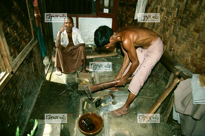 Mandalay, battage des feuilles d'or