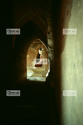 Pagan, temple de Htilominlo, bouddha