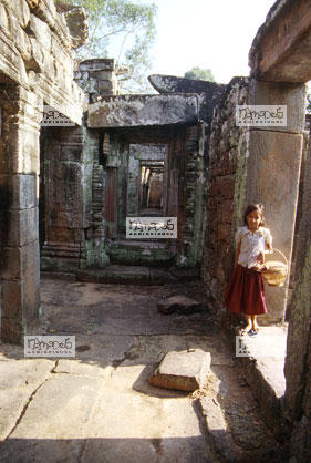 Angkor, enfant dans temple