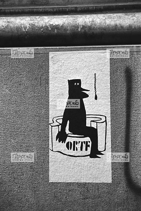 Affiche de Mai 1968, le Gal De Gaulle utilise la Maison de la Radio conne des toilettes
