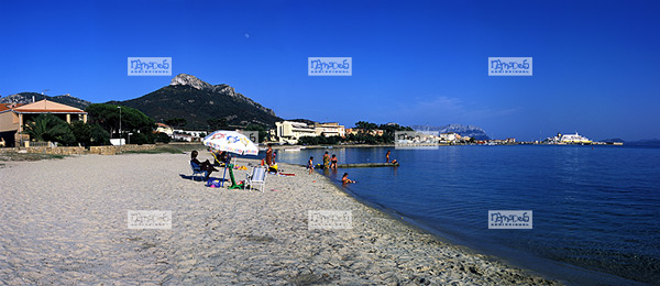 Europe, Italie, �le de Sardaigne, Golfo Aranci, la plage, au fond le ferry dans le port