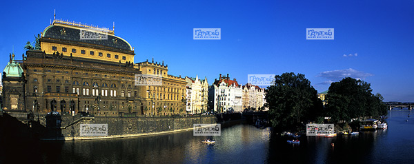 Europe, R�publique Tch�que, Prague National Theatre and the river Vltava