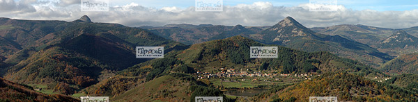 Europe, France, 07Ard�che, Saint Martial, Le village et son lac de crat�re devant le Mont M�zenc, � gauche, le pain de sucre du Mont Gerbier de Jonc (sources de la Loire)